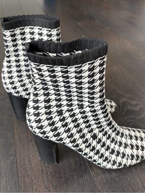 Charles David Black & White Houndstooth Knit Sock Booties